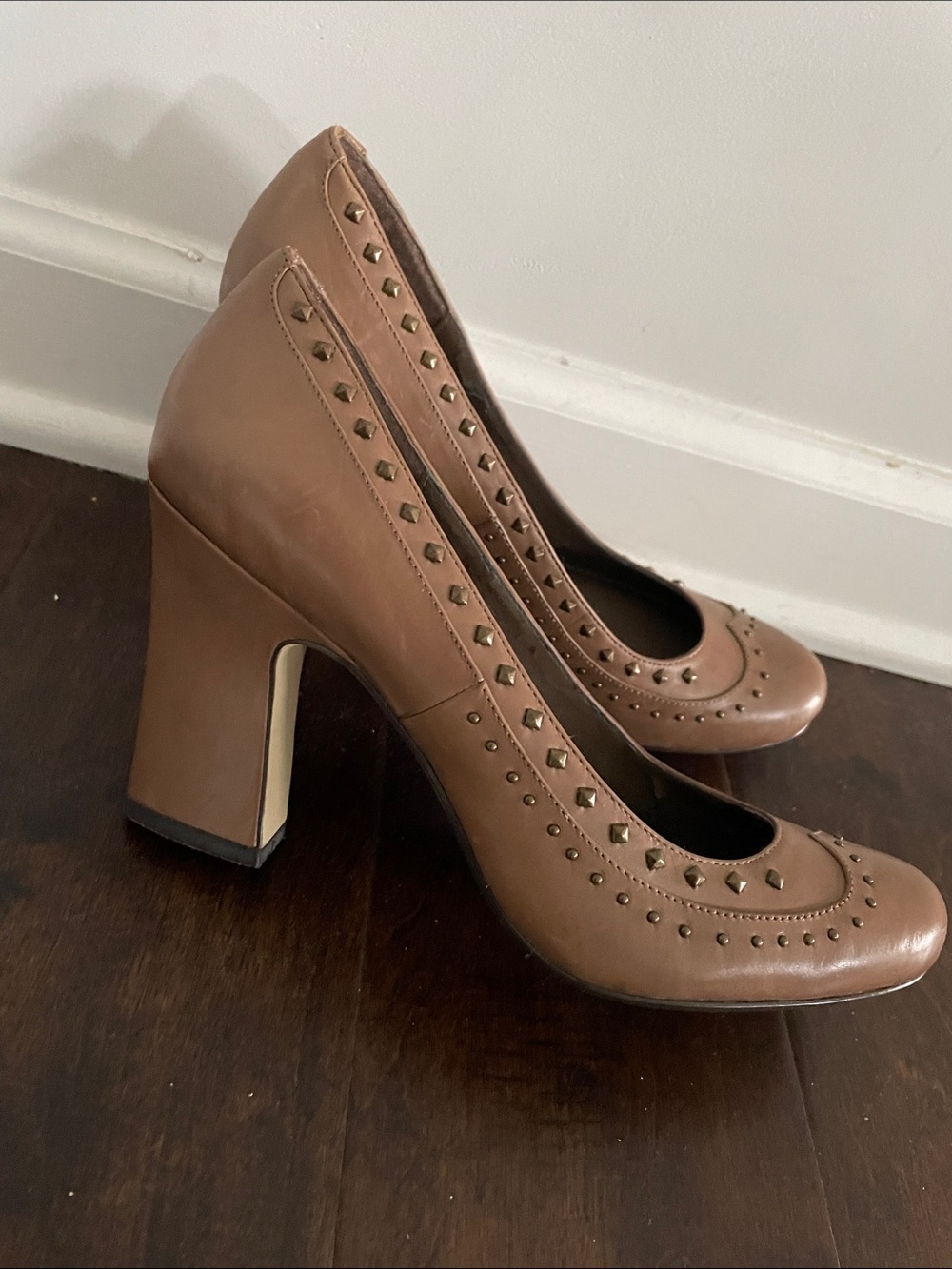 B Makowsky Block Heel Pumps Size 7.5 Sage Rounded Toe Retro Brouge  Capsule